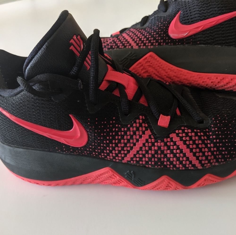 Nike Kyrie Basketball Shoes Size 6